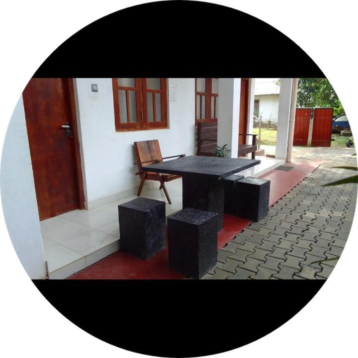 Dinesh Guest House Kataragama Extérieur photo
