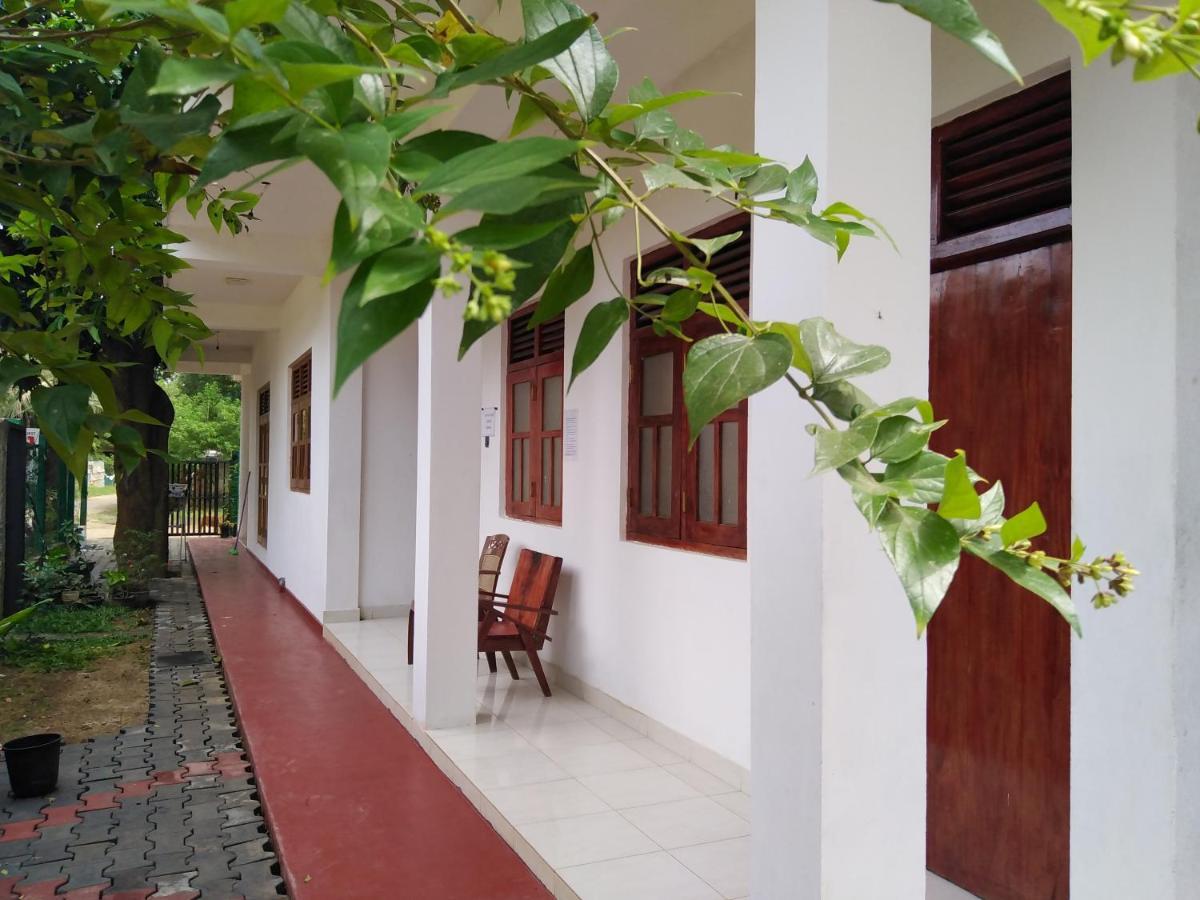 Dinesh Guest House Kataragama Extérieur photo